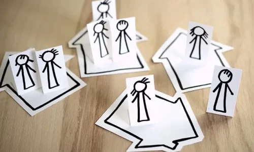 Papierfiguren einer Familie als Symbol für unser empathisches Elterncoaching und die Familienbegleitung.