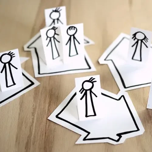 Papierfiguren einer Familie als Symbol für unser empathisches Elterncoaching und die Familienbegleitung.